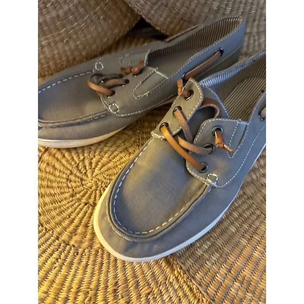 The Children’s Place boys size 4 shoes